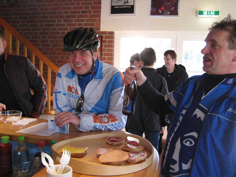 Heide-Biker lacht schon wieder.