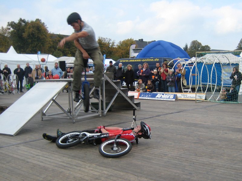 BMX- und Einradfahrer.
