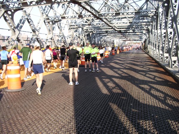 11-Bruecke-zur-Bronx-mit-Teppichbelag