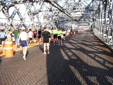 11-Bruecke-zur-Bronx-mit-Teppichbelag