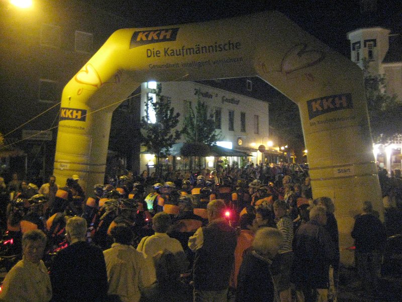 Start zum Mitternacht-Radmarathon.